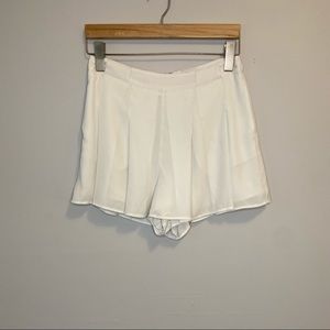 Aritzia Loose White Shorts Size 8